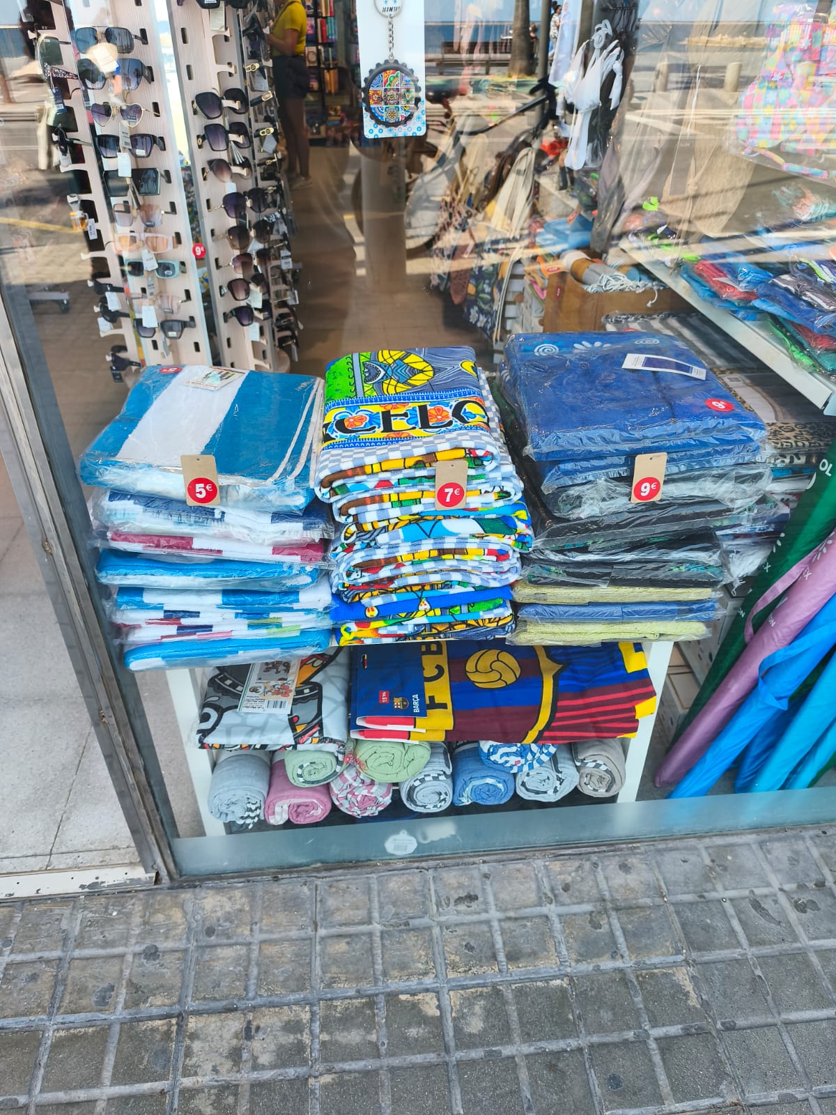 Ropa de baño y sombreros